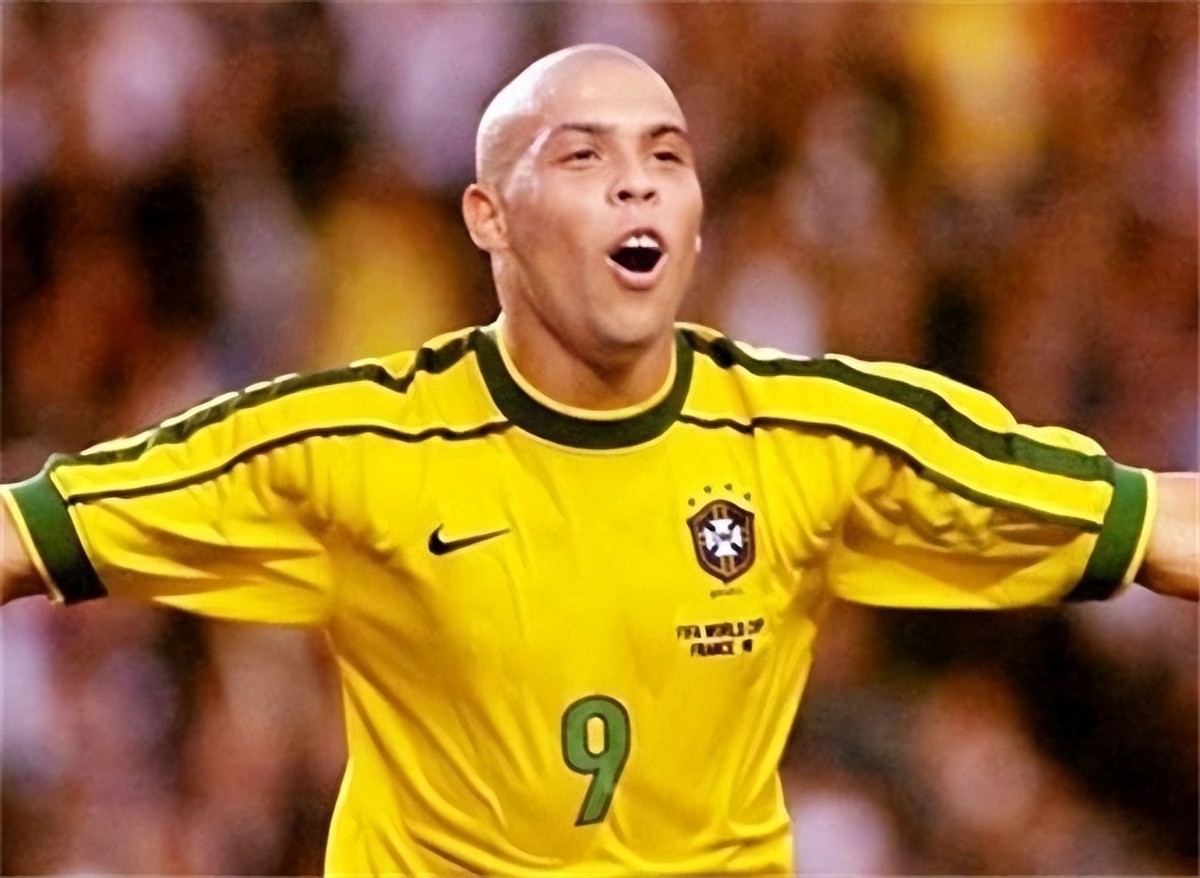 罗纳尔多曾经效力过几个俱乐部,罗纳尔多现身价