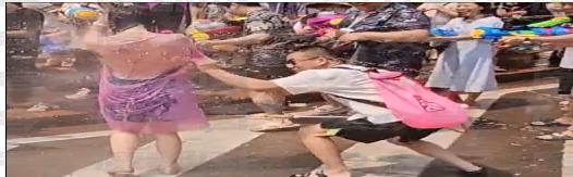 趁着泼水节公然对女生进行骚扰！向女生私密部位喷水还撕扯衣服