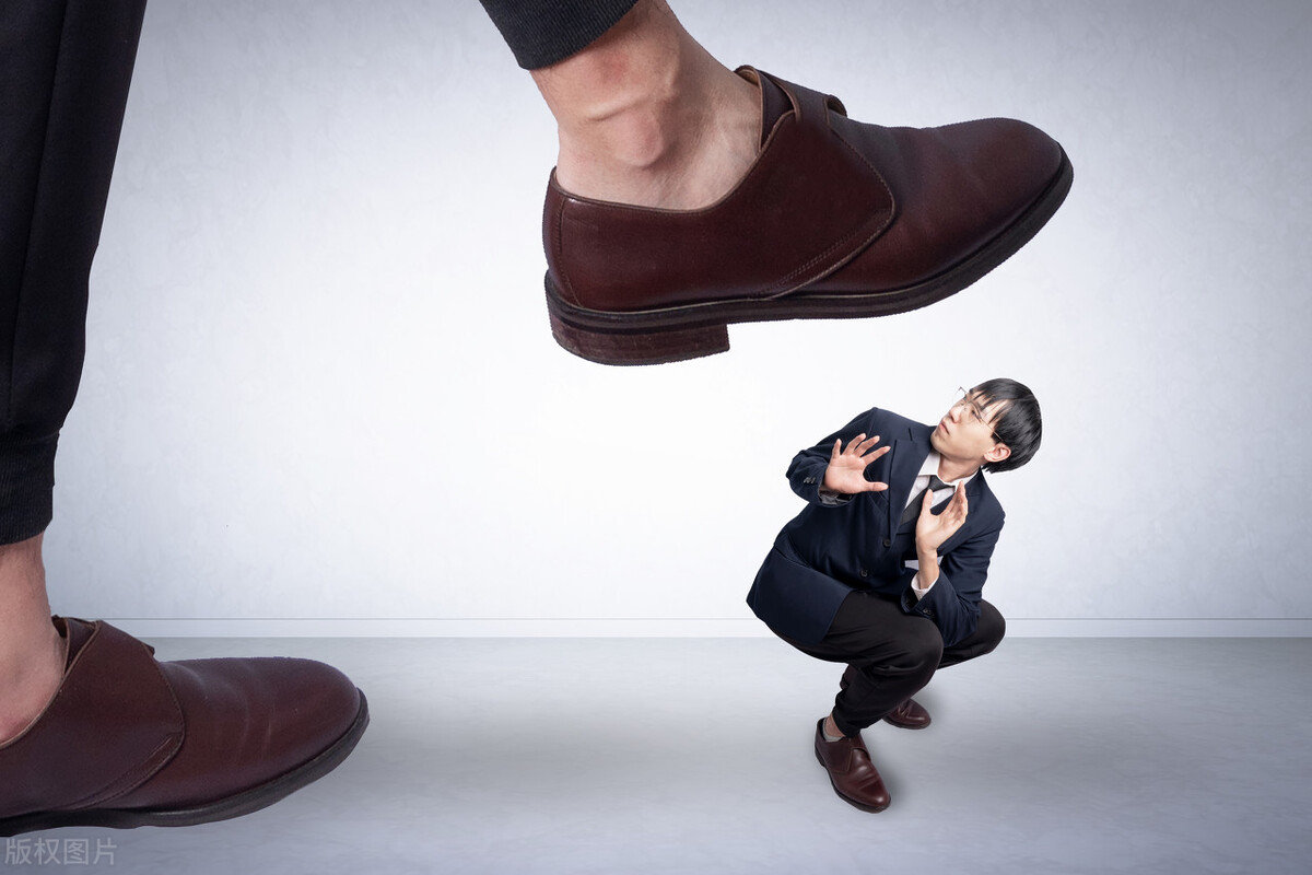 孩子在学校被4个学生打了轻微伤,学生辱骂老师被老师打了一巴掌