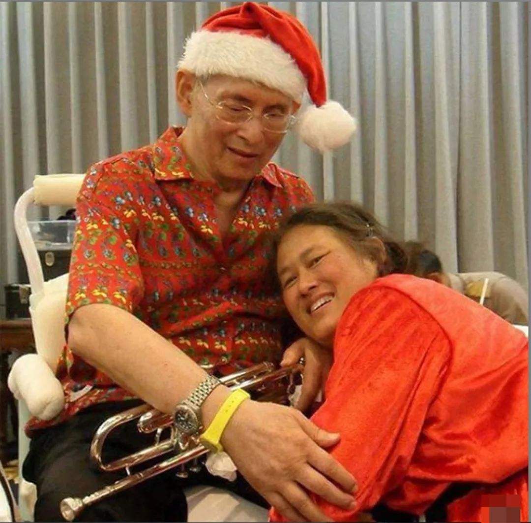 泰国王室阴盛阳衰：诗琳通终身不嫁为国家，国王却风流荒唐不成器