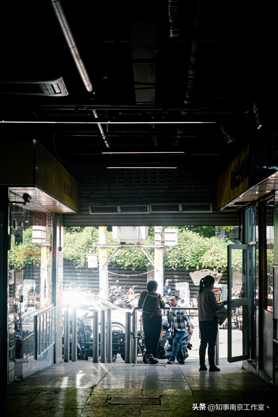 南京省中医门外，侯家桥道寻常