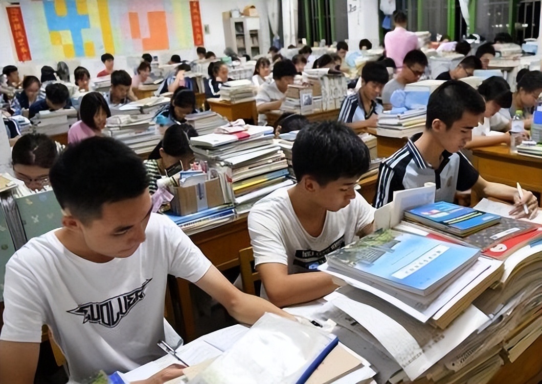 幼儿园老师因包包被家长投诉后续,西安一小学生被家长投诉