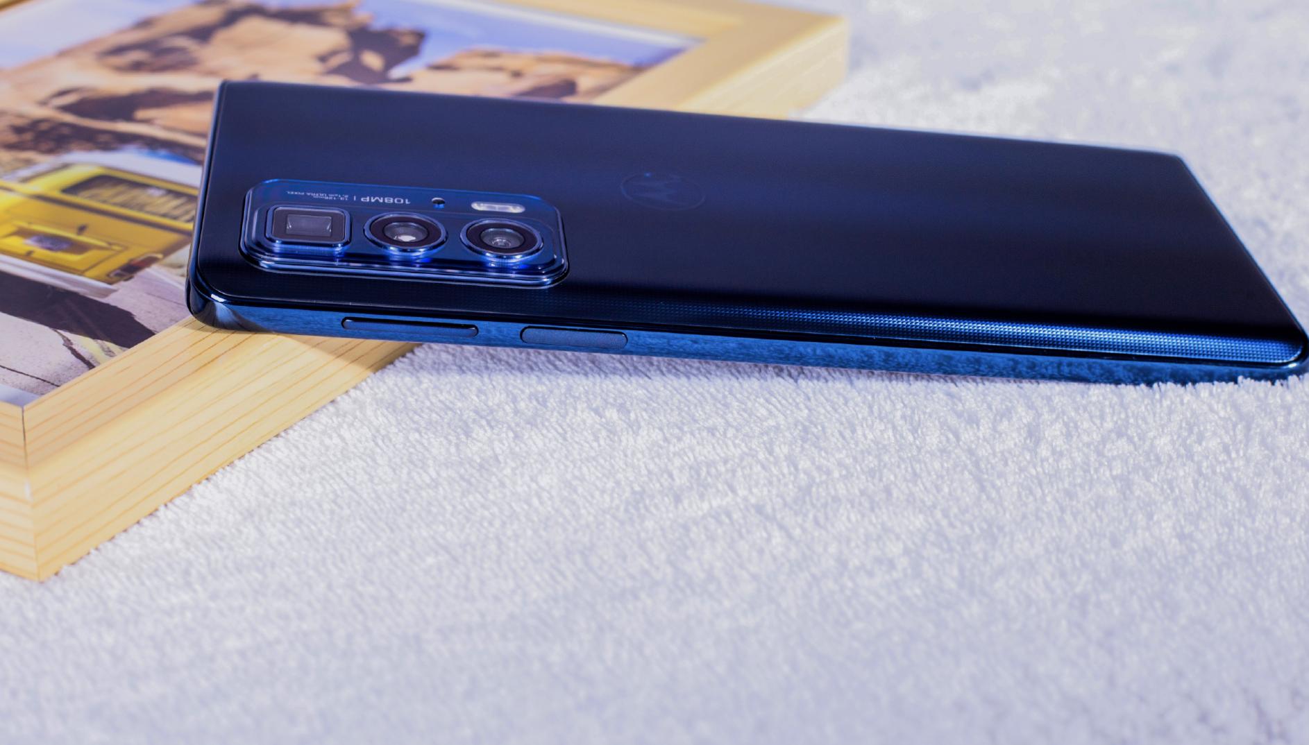 摩托罗拉卖出白菜价，骁龙870+1亿像素，256GB降至1689元