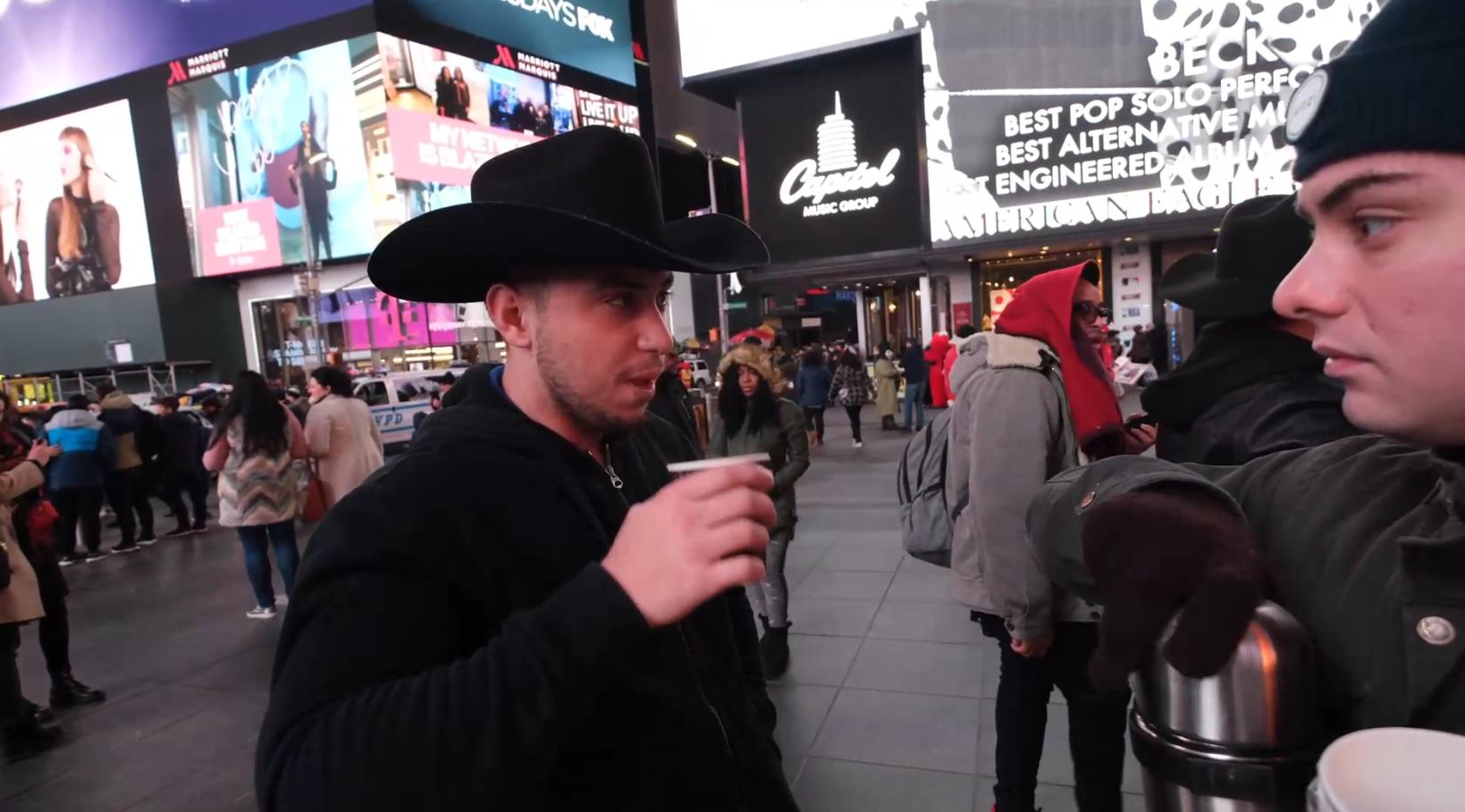 美国小伙觉得中国食物难吃，便用胡辣汤街头实验，结果被路人疯抢