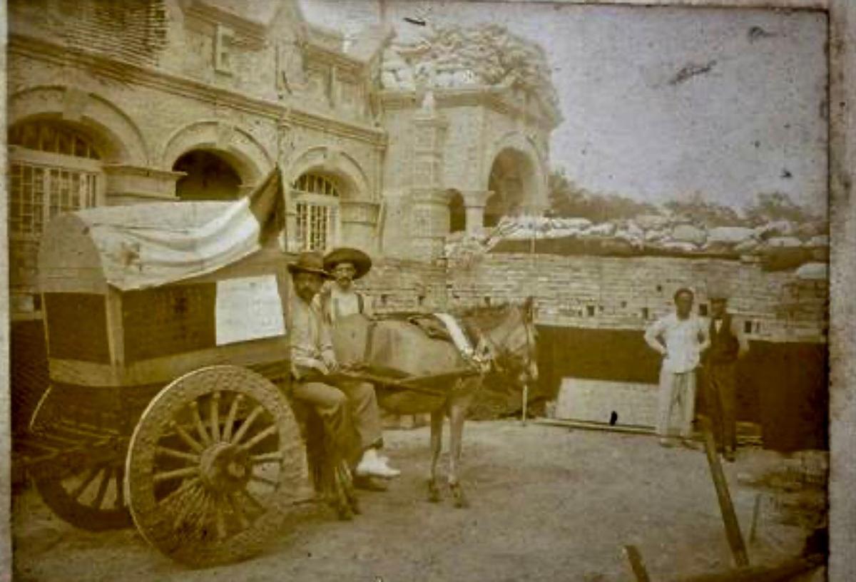 日军侵华老照片：女子自愿脱衣服让洋人拍摄，女孩拍下大尺度照片