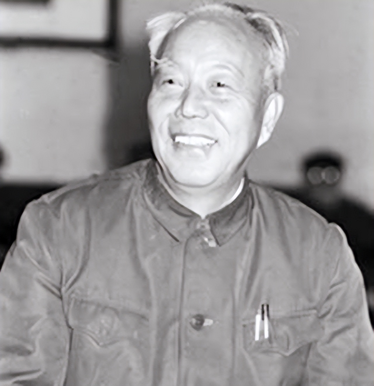 2002年万里到深圳莲花山，望见*小平邓**雕像，寒风中深深鞠了三个躬