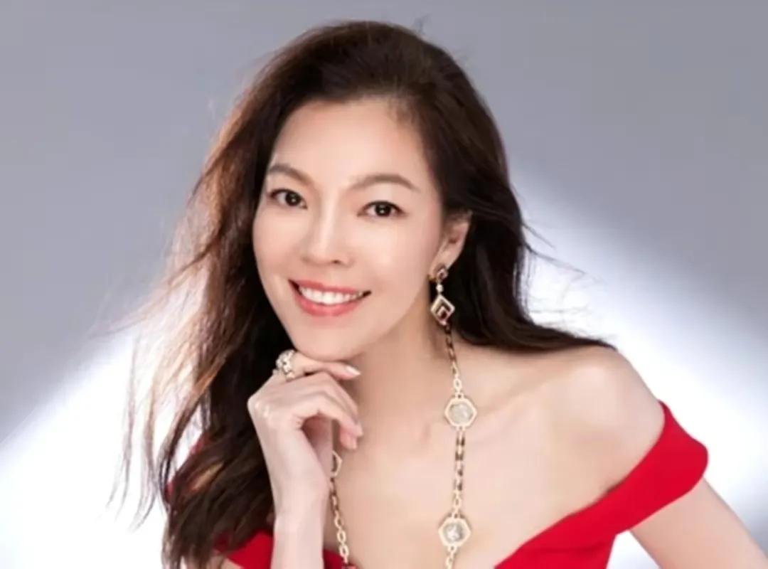 郭台铭:原配离世直呼上帝不公,却转身娶了比儿子大两岁的小娇妻