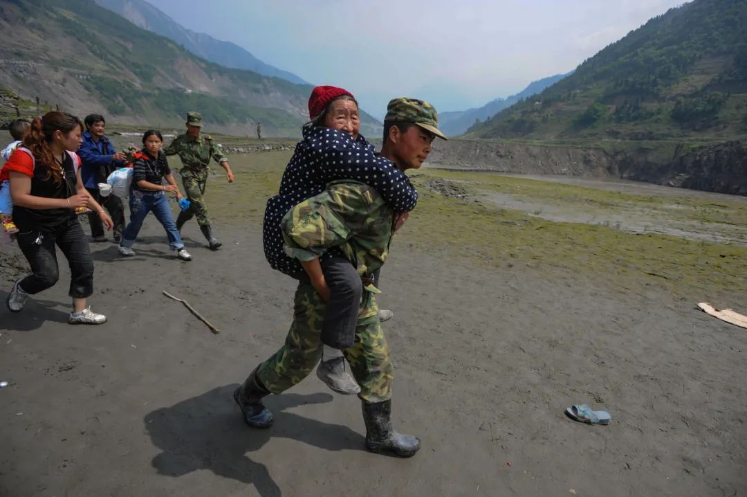 汶川地震15周年记录图片,汶川地震这些画面让人噙满泪水
