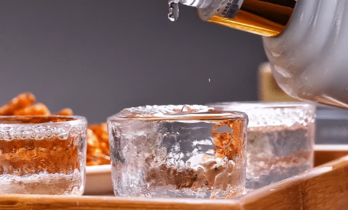 为什么网上卖的酒比较便宜,在网上买酒好还是实体店买比较好