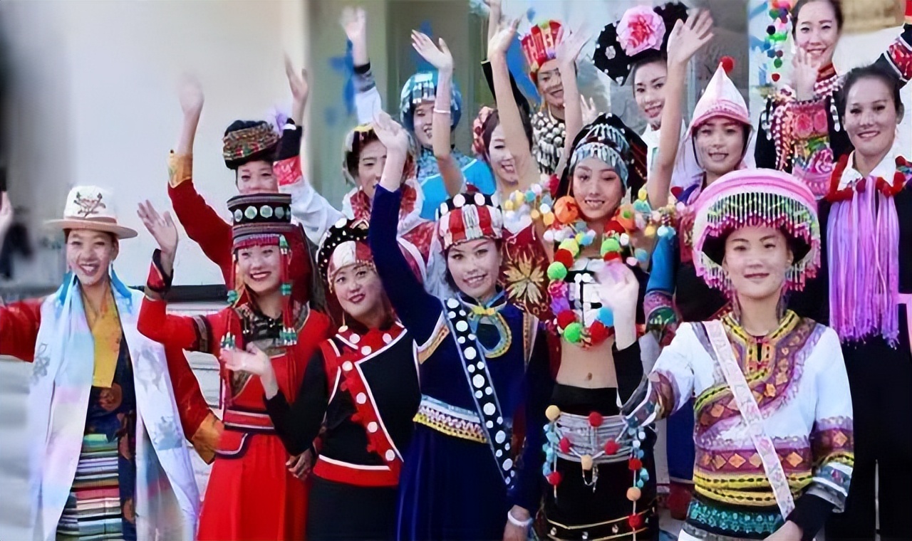 游遍整个民族,游遍祖国各地