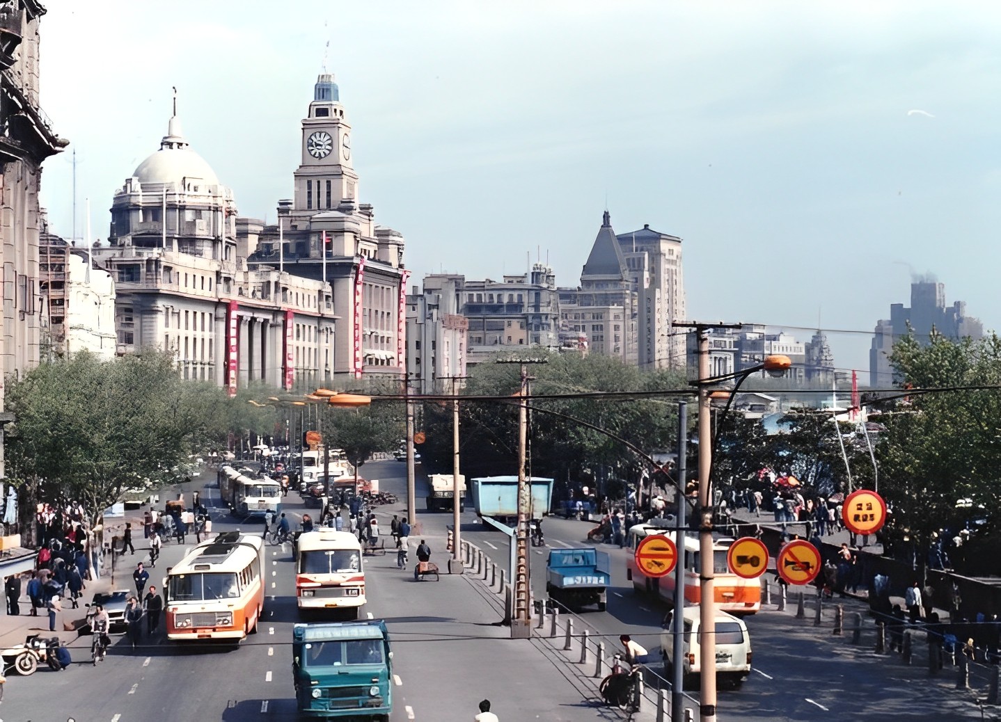 八十年代的上海老照片,踩在东海沿岸闪耀着无与伦比的繁荣骄傲