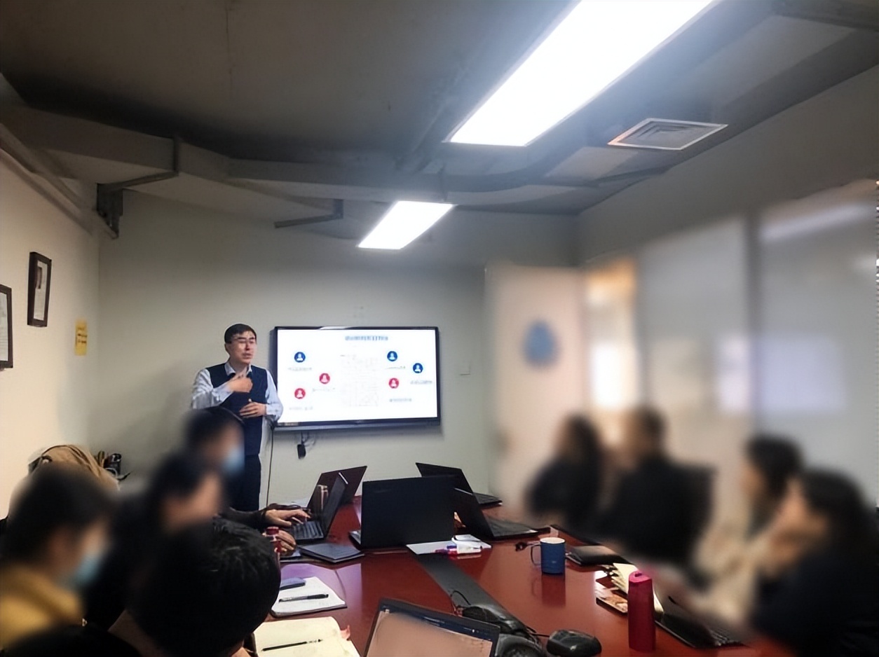 虔都来：智诚博大于椿建银行领域培训专家