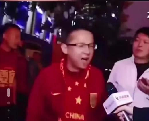 退钱哥为国足加油,国足现场退钱视频