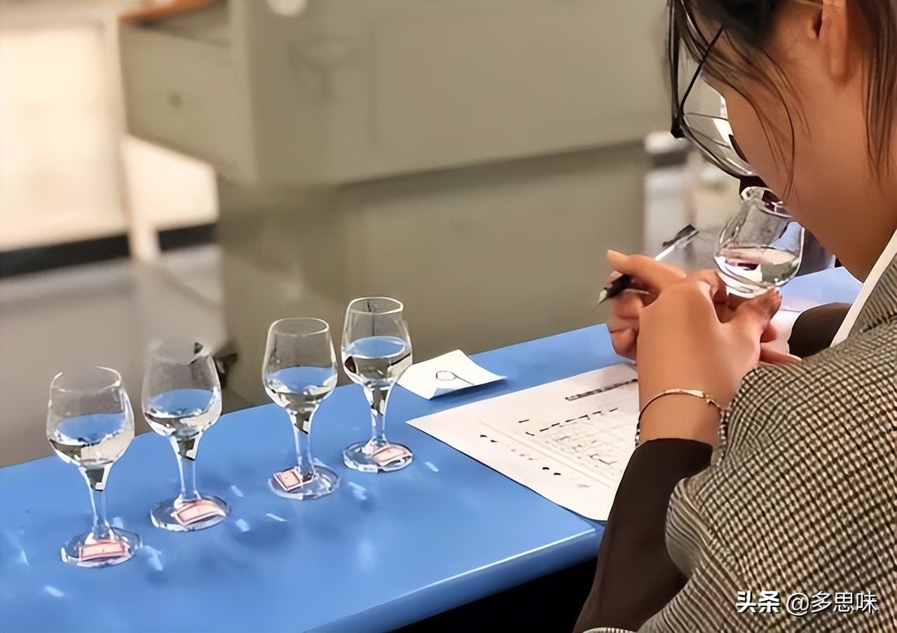 山西土豪过寿，将埋藏18年的郎酒挖出，行家验完讽刺道：不如不存