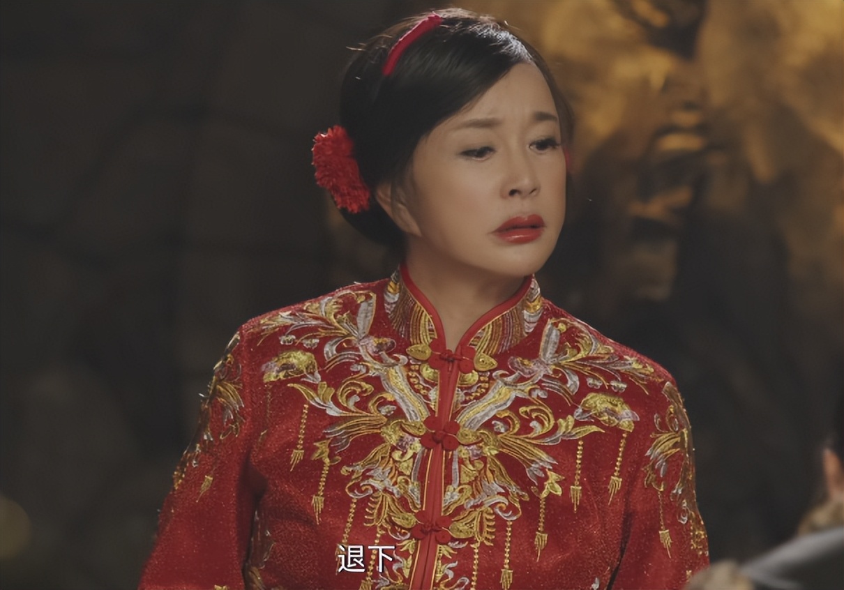 这才是刘晓庆70岁该有的样子,67岁刘晓庆穿红裙