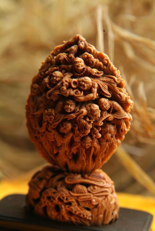 橄榄核雕方寸之间,舟山核雕方寸之间