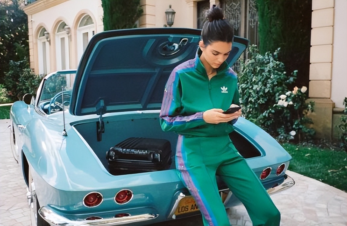 詹娜穿露脐装视频,詹娜t台走秀