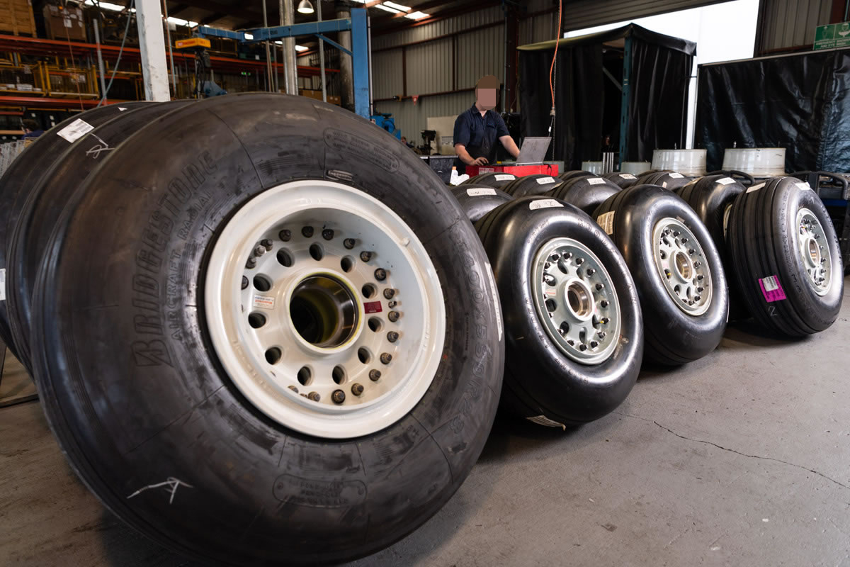 为什么飞机贵火车便宜,为什么一架飞机那么贵