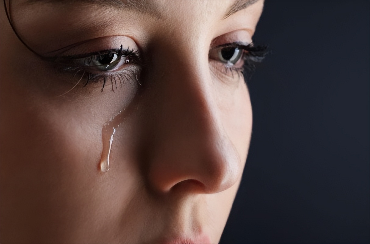 他玩弄了她的感情。她为他流产两次，他却不闻不问