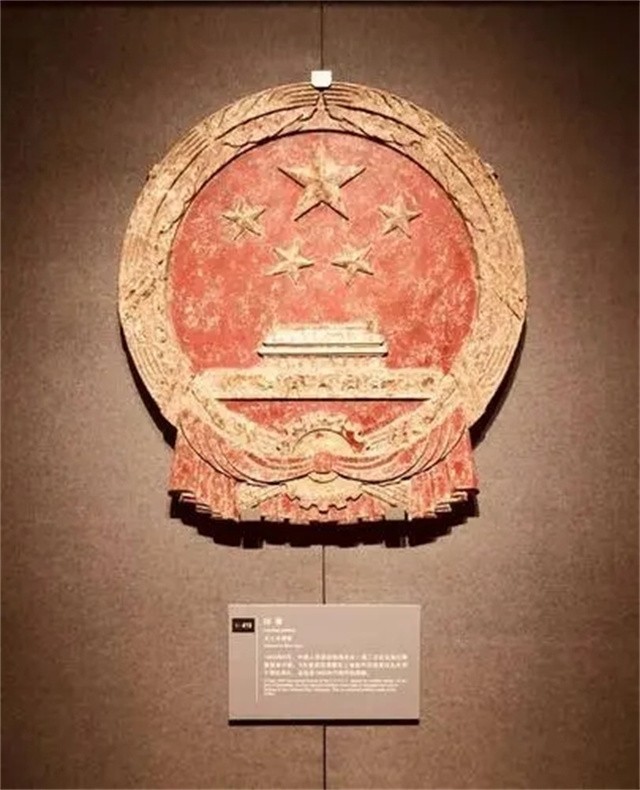 *安门天**除了毛主席画像，还悬挂着国徽，2019年曾发生过变化