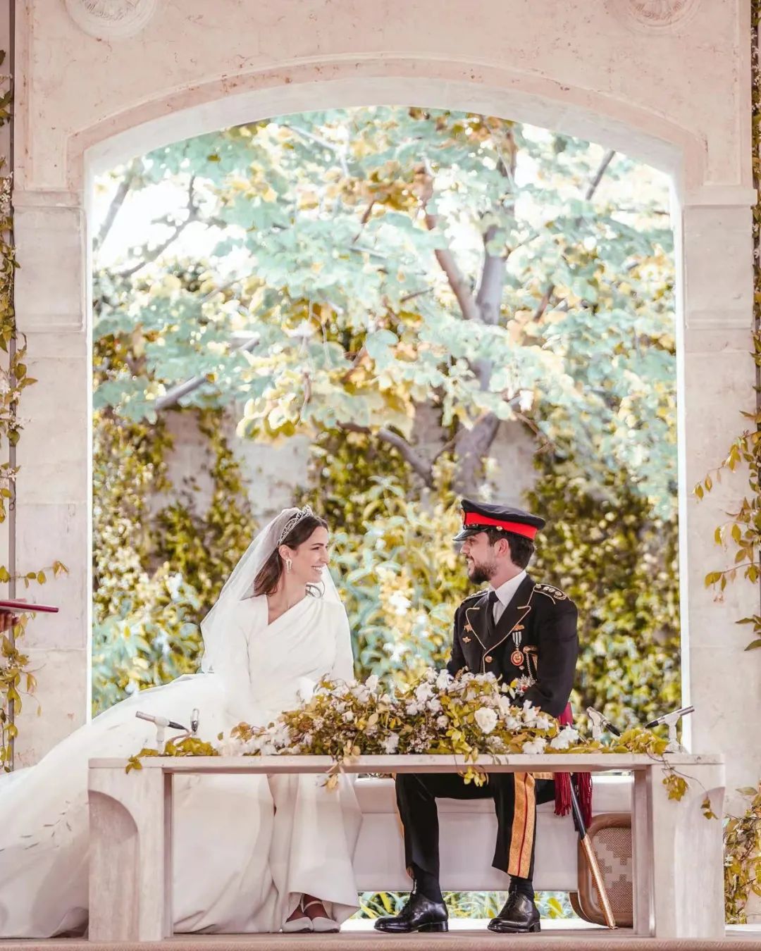 凯特王妃带父母参加约旦王室婚礼,凯特王妃约旦婚礼戴王冠