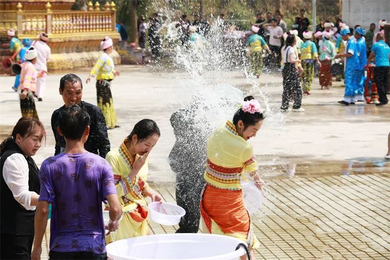 不用去云南可以过的泼水节,人生总要来云南过一次泼水节吧