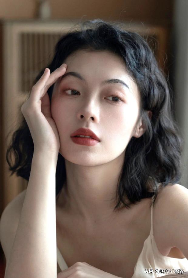 40岁脸大减龄的齐肩烫发,2020年时尚减龄齐肩烫发