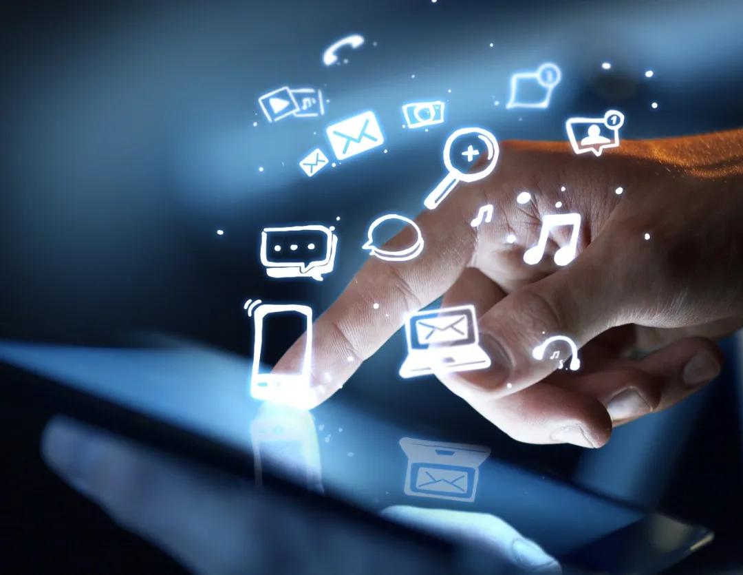 酒店前台客人偷偷跑上去怎么处罚,酒店拿顾客手机私自好评