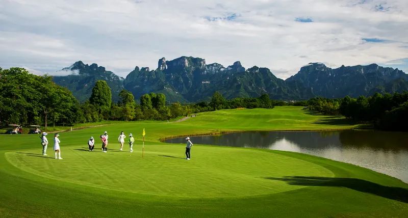 遨游中国小新闯天门山,张家界之旅天门山留影