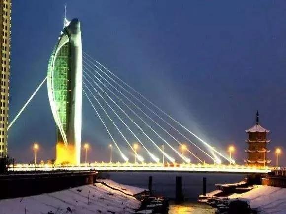 江城的夜千里迢迢,春城的秋夜