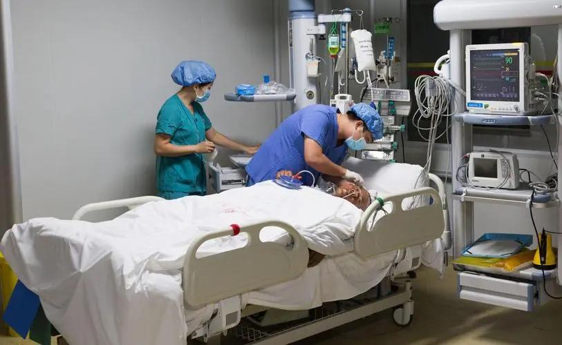 74岁老人受凉后咳嗽、发热，误以为是感冒，医生：幸亏抢救及时