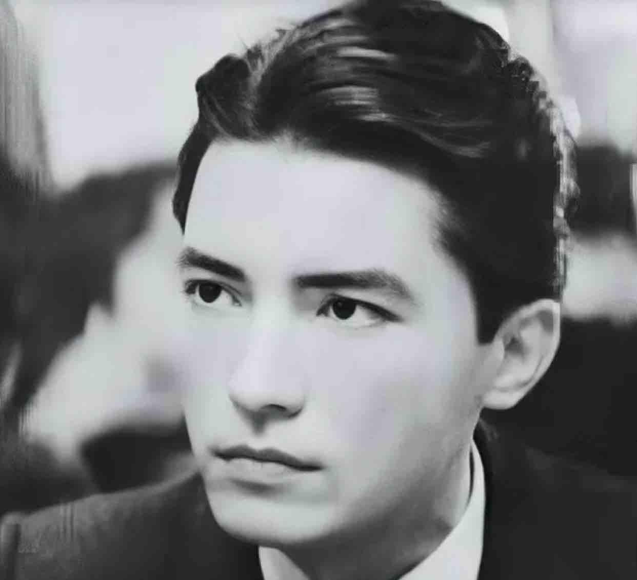 “亚洲*男美**”尊龙：无父无母，无儿无女，71岁孑然一身，一生孤独