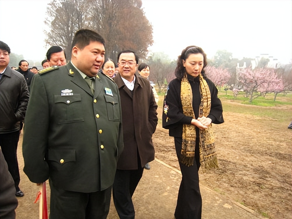 毛主席唯一的孙媳妇，誉为军中一枝花，曾在青藏高原当兵