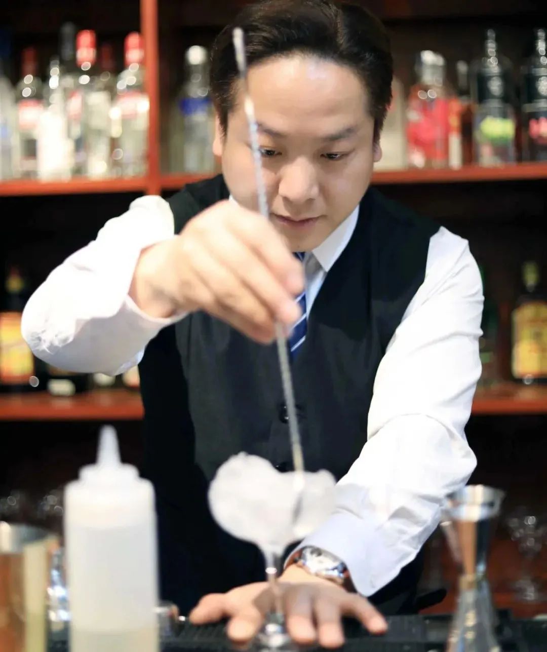 30岁跳出舒适圈改行学美业,学调酒入行