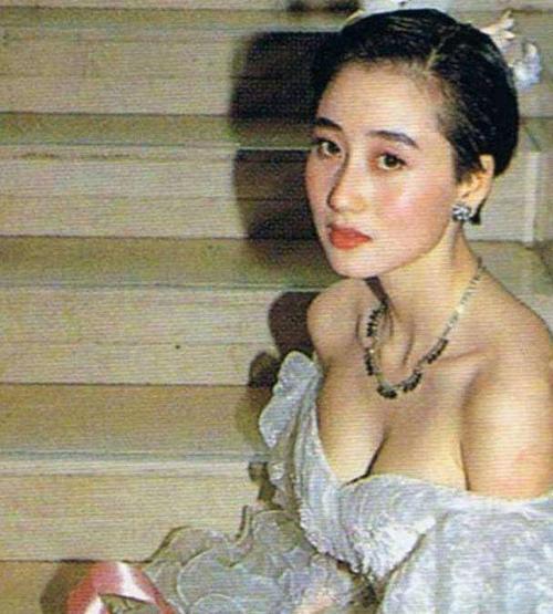 黄秋燕李连杰身价,李连杰抛弃黄秋燕遗憾过没有