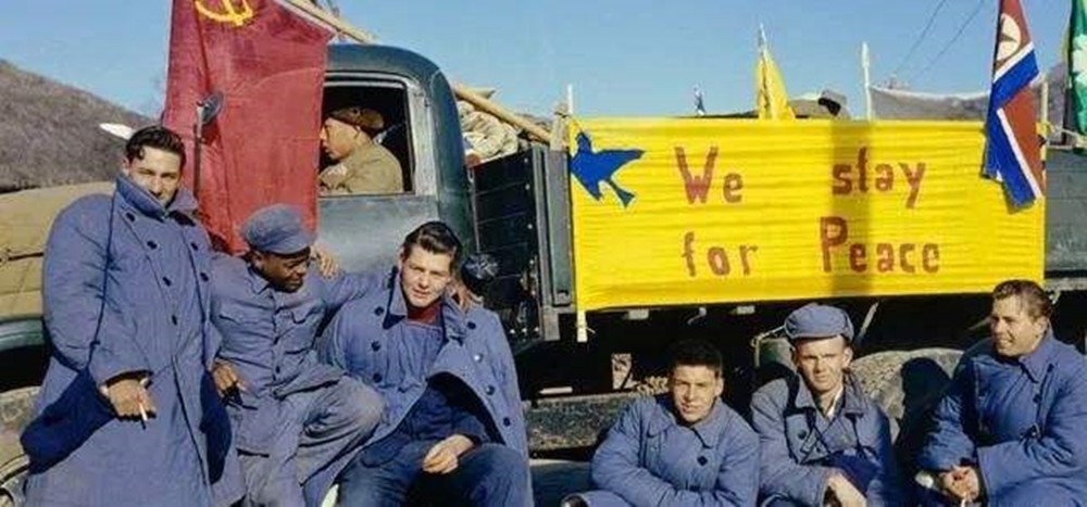 美国大兵阵亡回国最后的荣耀,美国大兵给德军俘虏发香烟