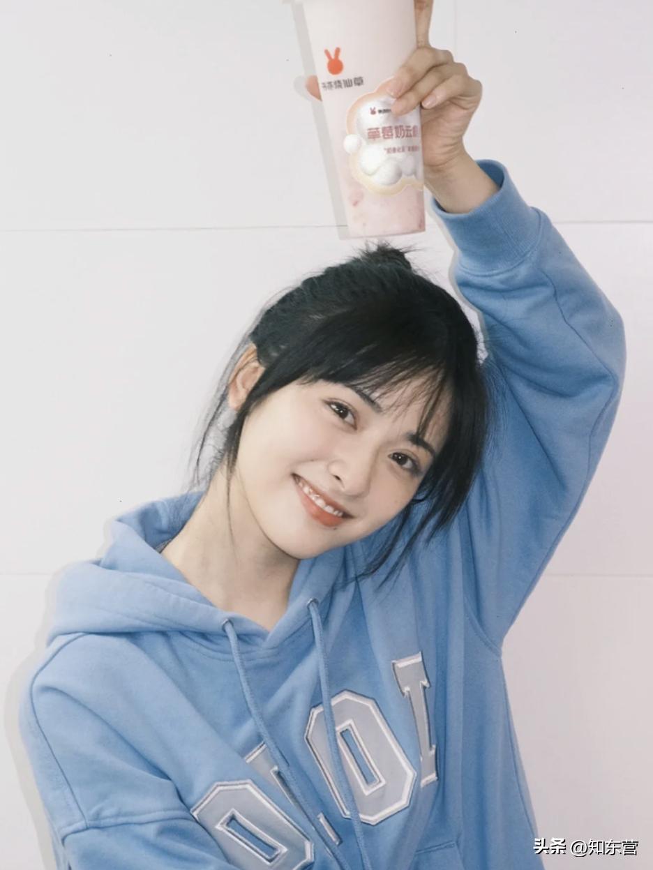 冬天披发好看又显脸小的发型,冬季干净利落减龄的发型