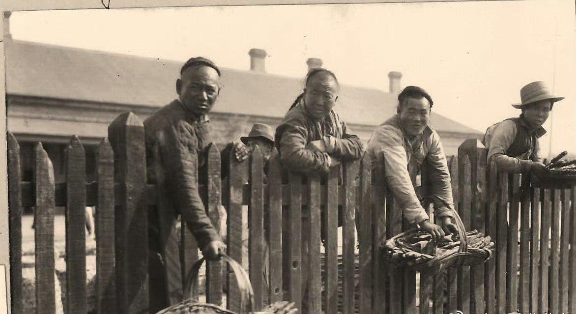 变态的纳粹德国，*光脱**犹太人女人衣服，集体*杀屠**！2