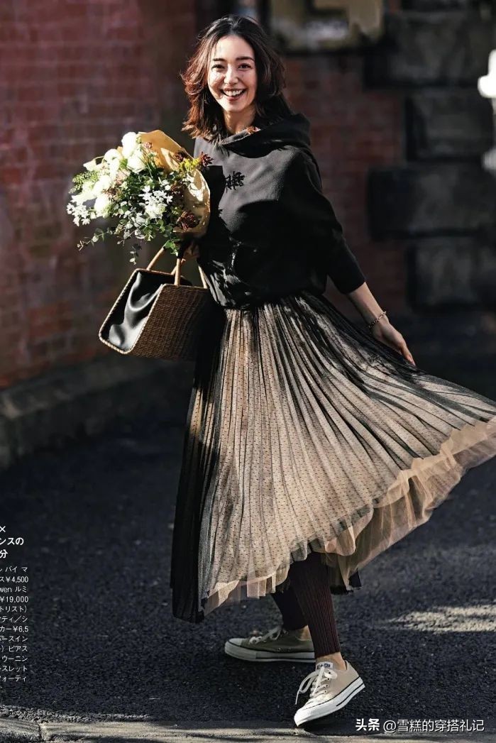 卫衣半裙春日巨火穿搭,卫衣半裙早秋这样穿时髦又简单