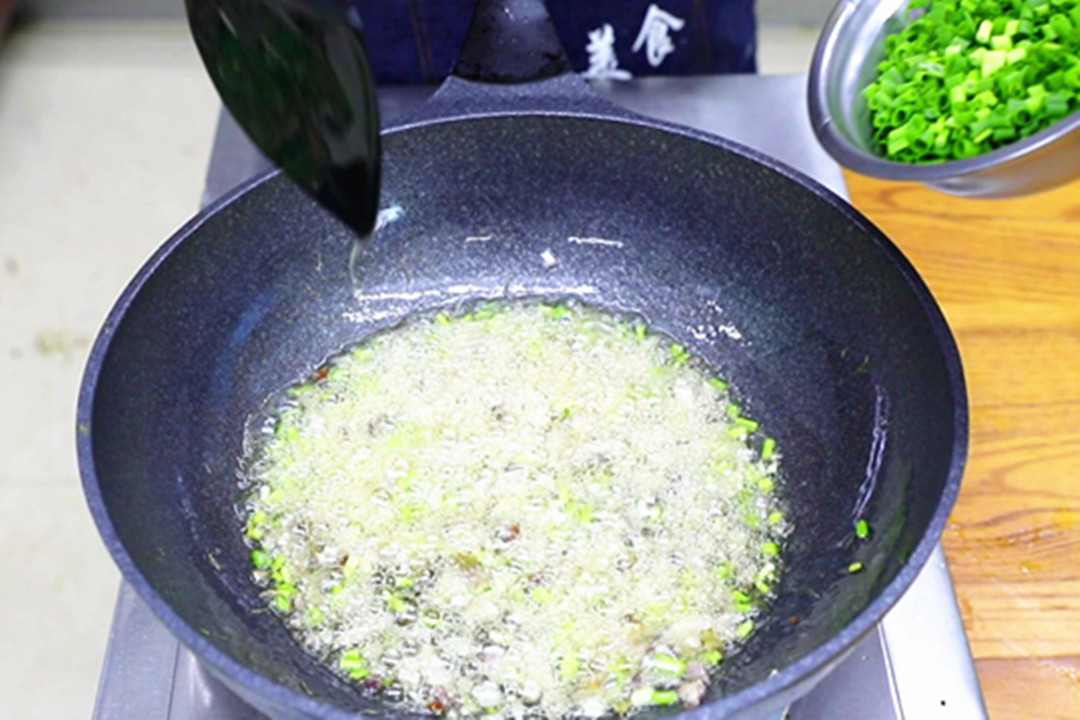 馄饨吃着像饺子?那是馅没调好!牢记“放1味加1油”,馅香汤又鲜