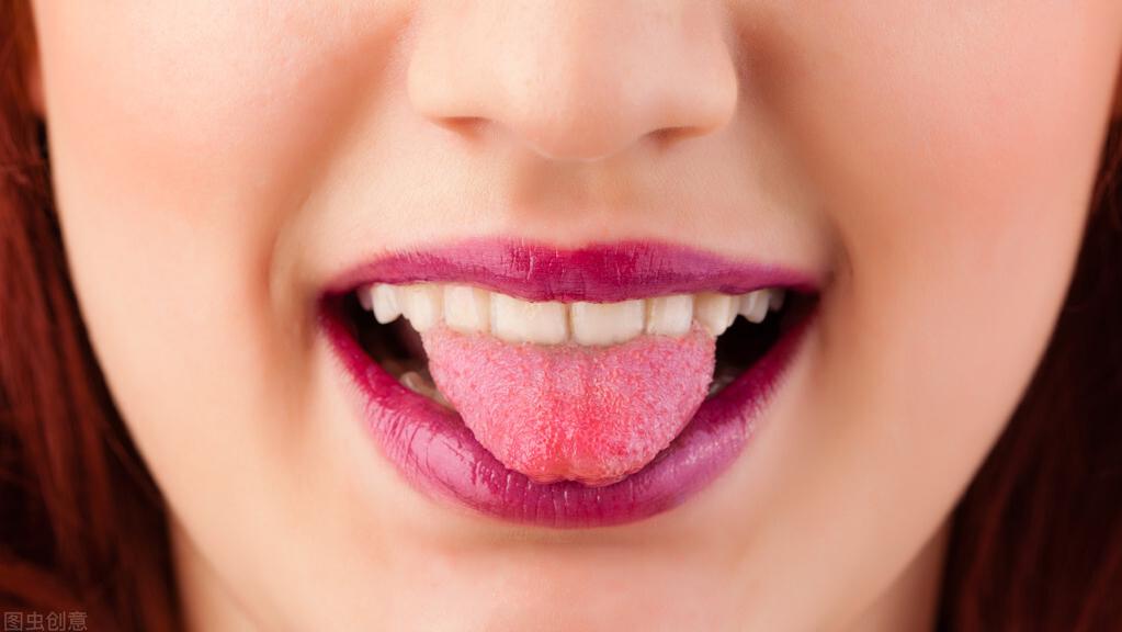 舌舔唇炎，嘴唇红肿疼痛干裂，你得这么治疗，才能避免慢性化