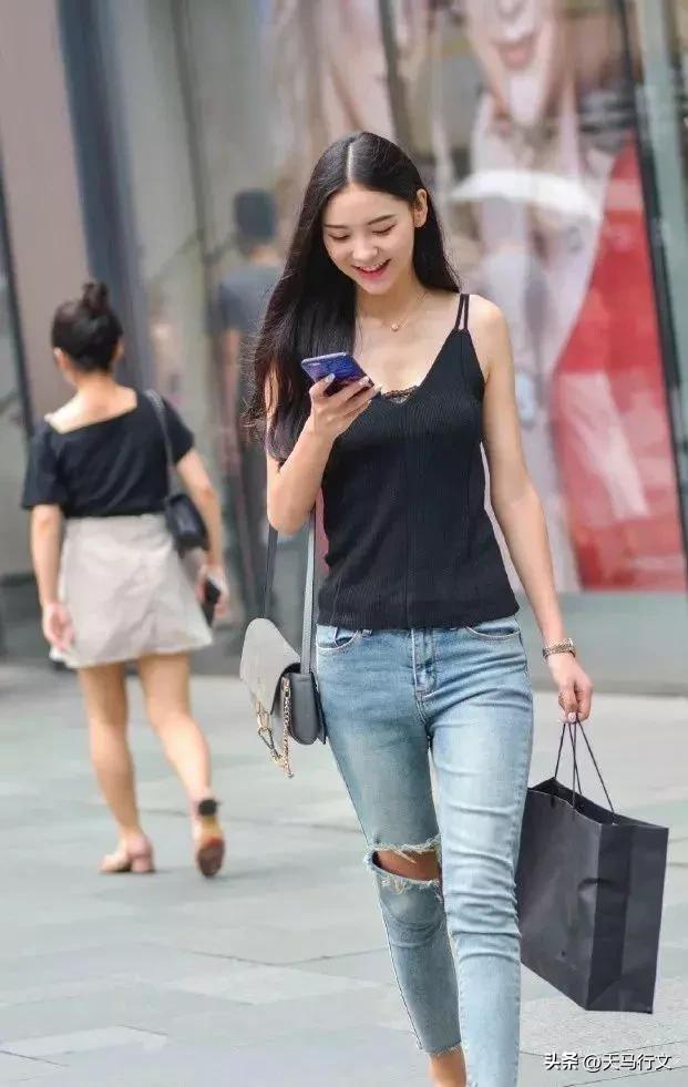 简单大方的牛仔裤穿出轻熟美感,牛仔裤的时尚搭配穿出独特的美