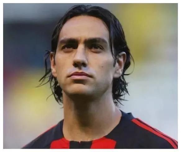 当今足坛最有潜力的中后卫,世界足坛最伟大球星排名