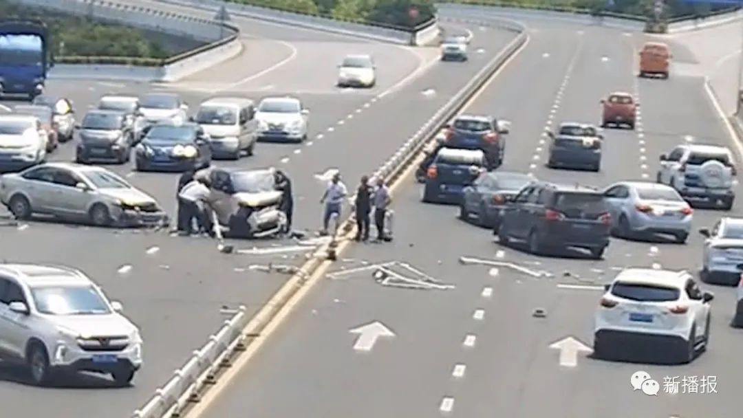 小车失控撞上隔离栏车内图片,小车失控撞上隔离栏女子原图