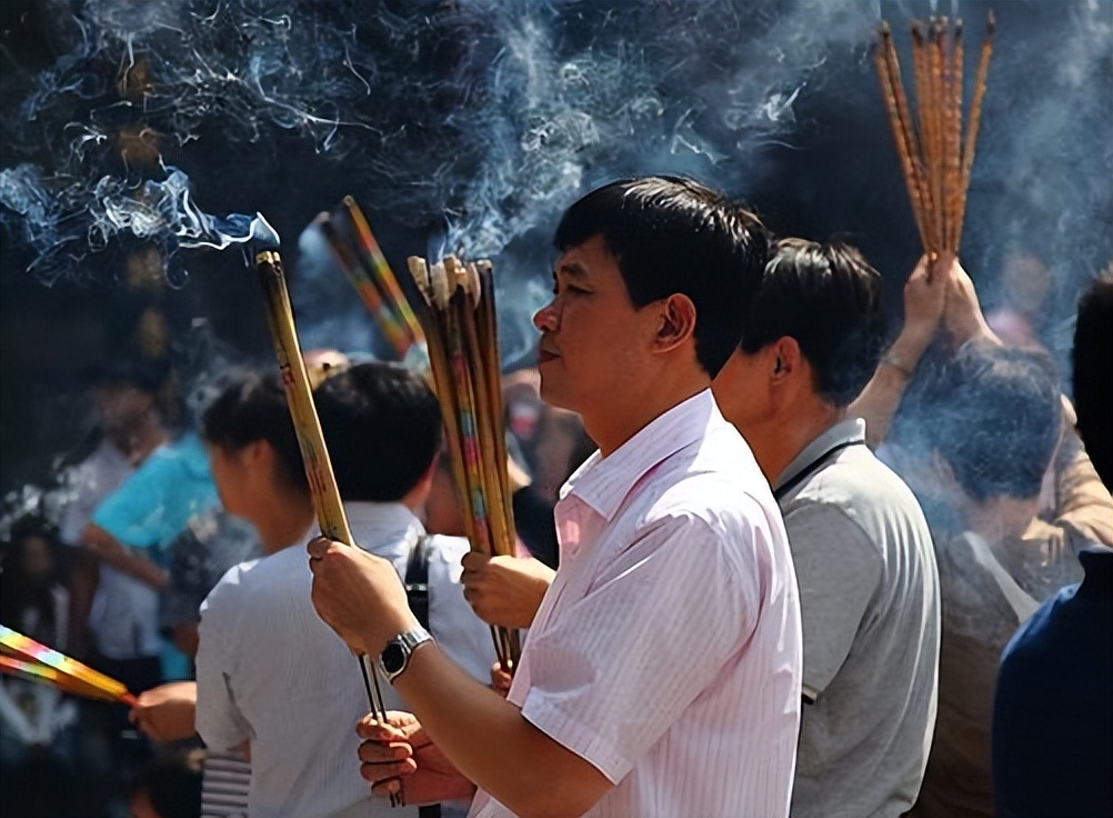 烧香为何一定是三根,烧香为何只烧3根每根寓意都不同