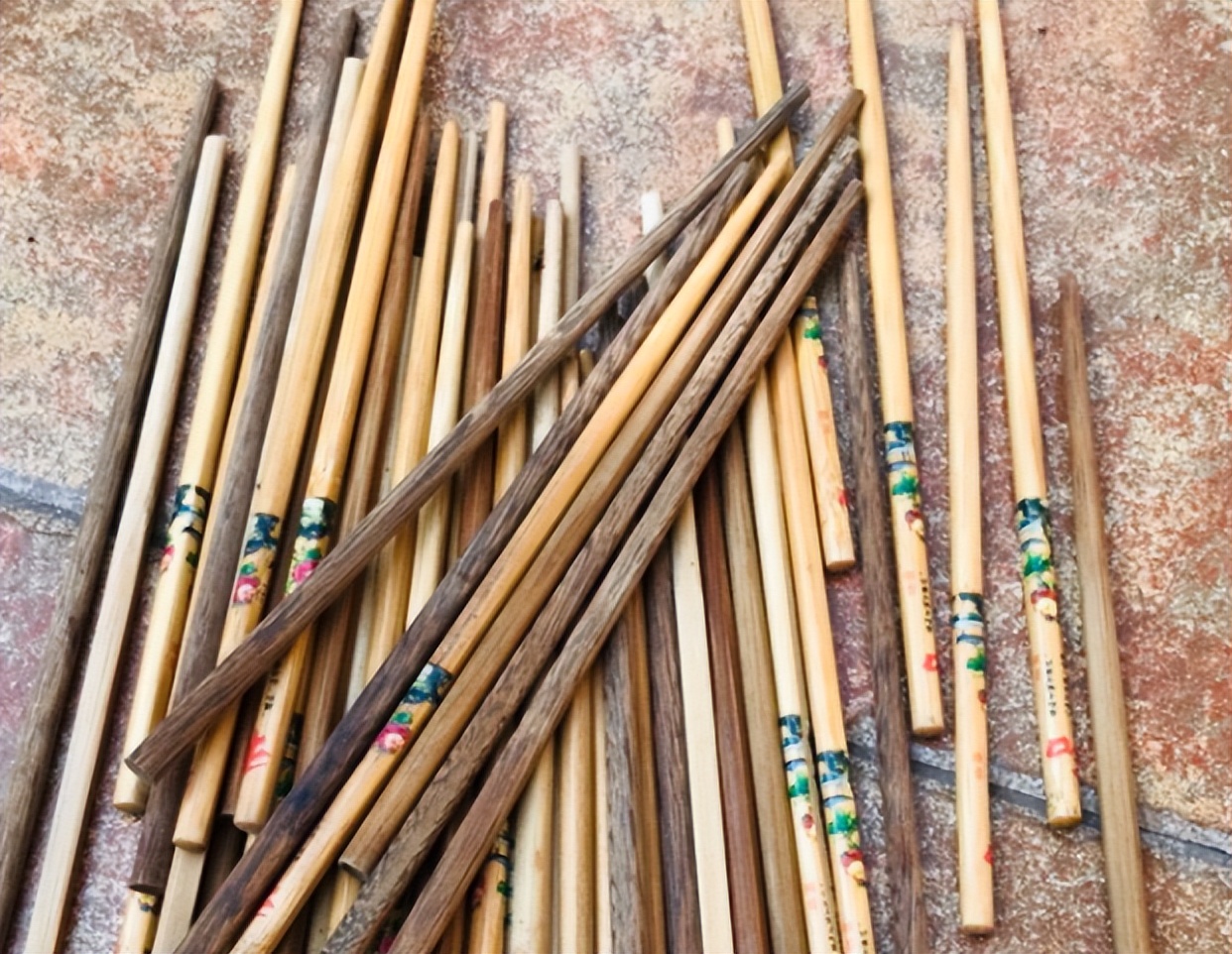 旧筷子可别当垃圾扔了,养花小技巧旧筷子再利用