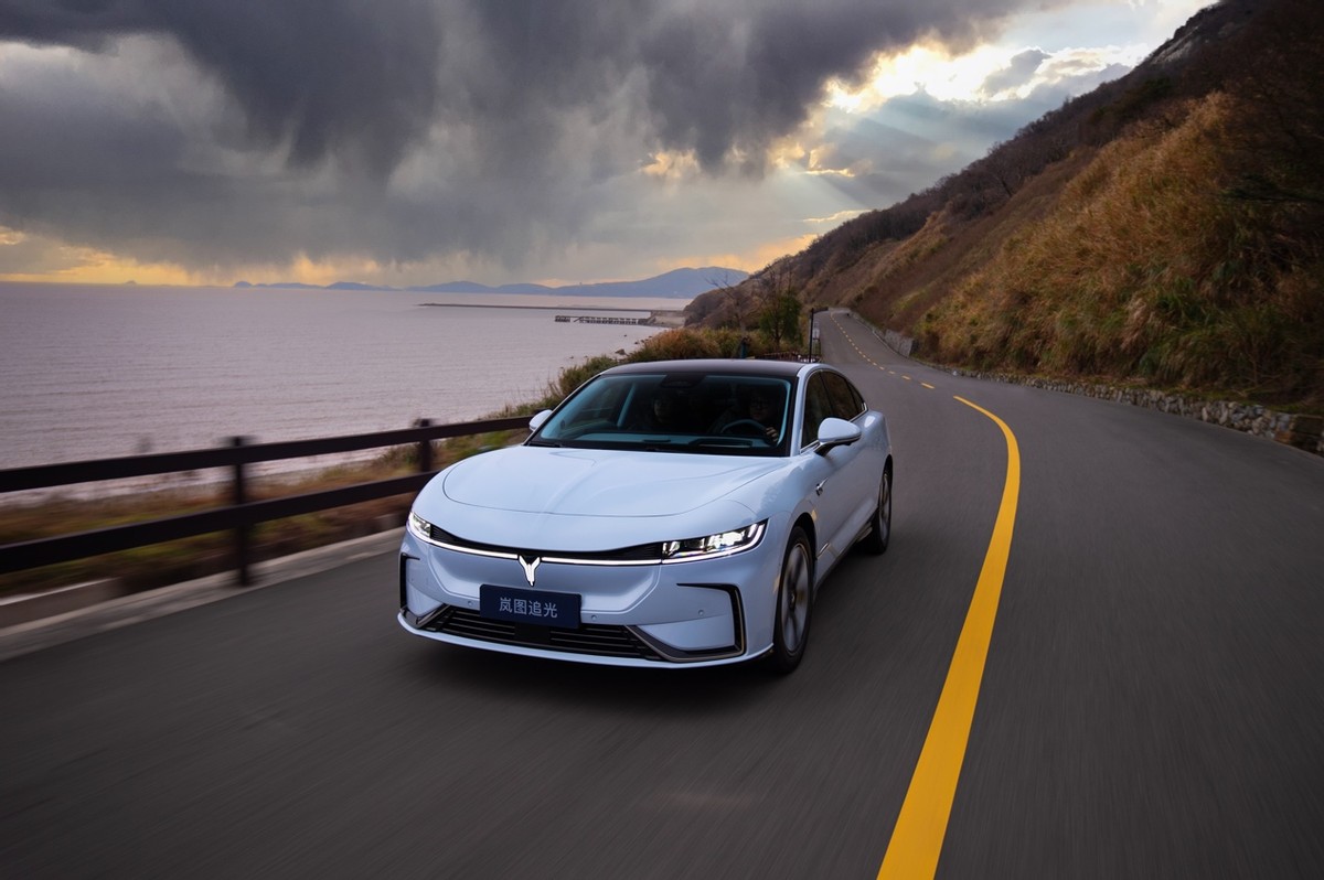 试驾全新岚图追光,沉浸式体验岚图概念车