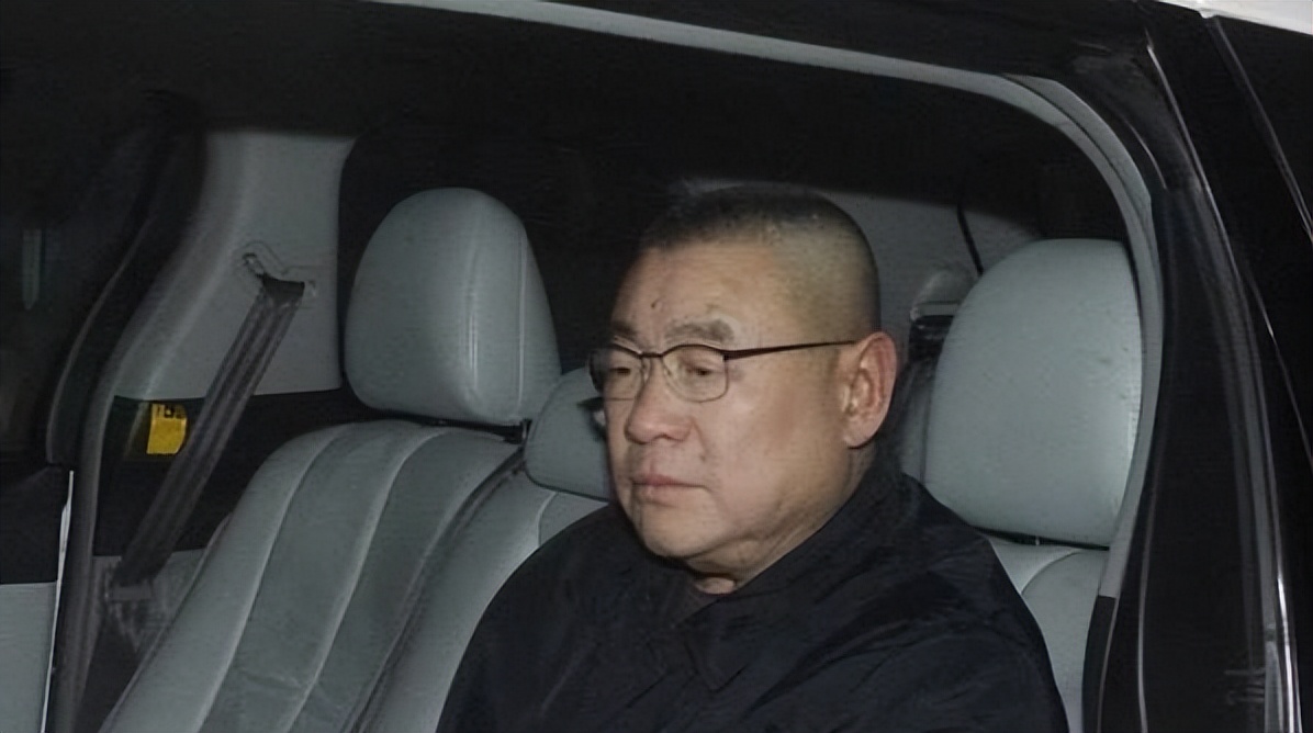 广东男人，逆袭成香港富豪，花10亿买飞机，如今妻子成接班人