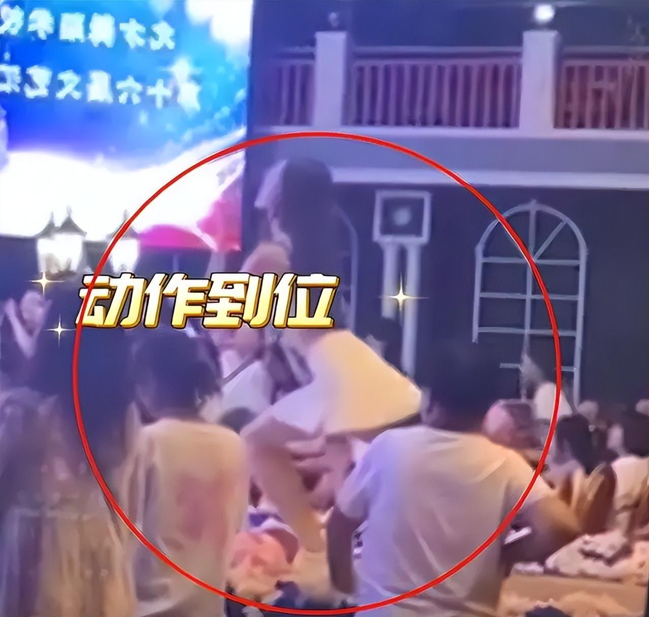 空姐机舱内穿情趣内衣，拍照自称：超级舒服，网友：跟没穿一样！