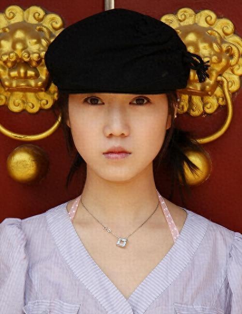 “网红模特”*筱雨张**,出道一年拍21套人体写真,现38岁仍单身未婚